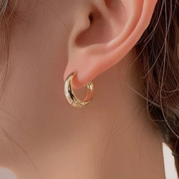 ⭐️Insta minimalist hoop earrings - Picture 3 of 5